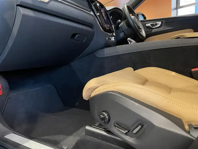 ボルボ ボルボ ＸＣ６０ B5 AWD インスクリプション 道央・札幌 2022(令4)年 1.7万km オニキスブラックP メタリックペイント/ラグジュアリーパッケージ/　・電動パノラマガラスサンルーフ/　・Bowers＆Wilkinsプレミアムサウンド/電子制御式4輪エアサスペンション/ヘッドアップディスプレイ/ナッパレザーシート/シートヒーター/シートベンチレーション/マッサージシート/Googleナビ/USB/BT/ワイヤレスチャージング/パワーテールゲート　