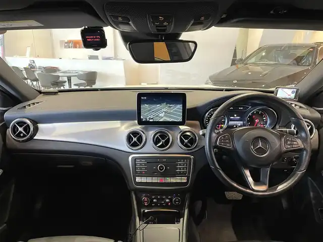 メルセデス・ベンツ ＧＬＡ２２０ 4マチック 道央・札幌 2018(平30)年 6.4万km カルサイトホワイト プレミアムパッケージ/　・パノラミックスライディングルーフ/　・harman/kardonサラウンド/　・アンビエントライト/　・メモリー付フルパワーシート/　・電動ランバーサポート/レーダーセーフティパッケージ/　・ACC/　・PRE-SAFE/　・ブラインドスポットアシスト/　・レーンキープアシスト/純正HDDナビ/フルセグTV/AppleCarPlay/AndroidAuto　/CD/DVD/SD/USB/Bluetooth/バックカメラ/パークトロニック