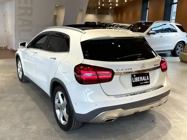 メルセデス・ベンツ ＧＬＡ２２０ 4マチック 道央・札幌 2018(平30)年 6.4万km カルサイトホワイト プレミアムパッケージ/　・パノラミックスライディングルーフ/　・harman/kardonサラウンド/　・アンビエントライト/　・メモリー付フルパワーシート/　・電動ランバーサポート/レーダーセーフティパッケージ/　・ACC/　・PRE-SAFE/　・ブラインドスポットアシスト/　・レーンキープアシスト/純正HDDナビ/フルセグTV/AppleCarPlay/AndroidAuto　/CD/DVD/SD/USB/Bluetooth/バックカメラ/パークトロニック