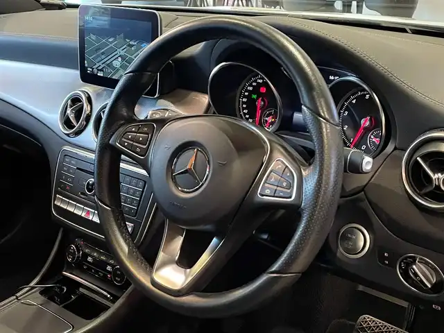 メルセデス・ベンツ ＧＬＡ２２０ 4マチック 道央・札幌 2018(平30)年 6.4万km カルサイトホワイト プレミアムパッケージ/　・パノラミックスライディングルーフ/　・harman/kardonサラウンド/　・アンビエントライト/　・メモリー付フルパワーシート/　・電動ランバーサポート/レーダーセーフティパッケージ/　・ACC/　・PRE-SAFE/　・ブラインドスポットアシスト/　・レーンキープアシスト/純正HDDナビ/フルセグTV/AppleCarPlay/AndroidAuto　/CD/DVD/SD/USB/Bluetooth/バックカメラ/パークトロニック