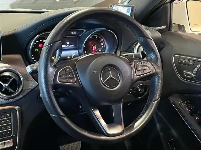 メルセデス・ベンツ ＧＬＡ２２０ 4マチック 道央・札幌 2018(平30)年 6.4万km カルサイトホワイト プレミアムパッケージ/　・パノラミックスライディングルーフ/　・harman/kardonサラウンド/　・アンビエントライト/　・メモリー付フルパワーシート/　・電動ランバーサポート/レーダーセーフティパッケージ/　・ACC/　・PRE-SAFE/　・ブラインドスポットアシスト/　・レーンキープアシスト/純正HDDナビ/フルセグTV/AppleCarPlay/AndroidAuto　/CD/DVD/SD/USB/Bluetooth/バックカメラ/パークトロニック