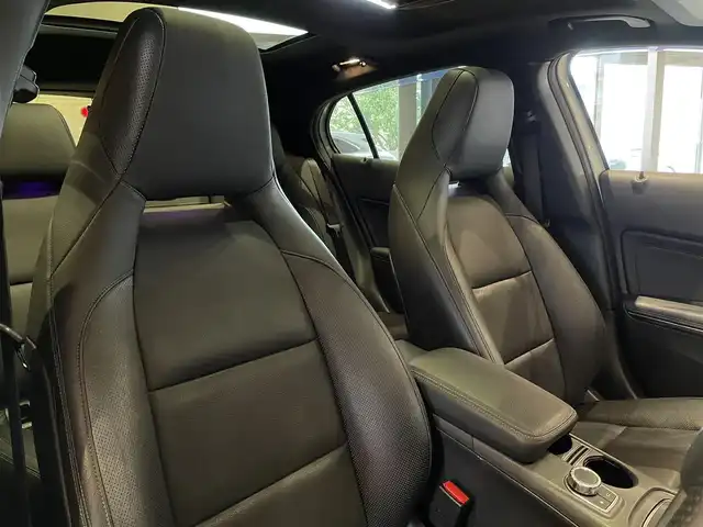 メルセデス・ベンツ ＧＬＡ２２０ 4マチック 道央・札幌 2018(平30)年 6.4万km カルサイトホワイト プレミアムパッケージ/　・パノラミックスライディングルーフ/　・harman/kardonサラウンド/　・アンビエントライト/　・メモリー付フルパワーシート/　・電動ランバーサポート/レーダーセーフティパッケージ/　・ACC/　・PRE-SAFE/　・ブラインドスポットアシスト/　・レーンキープアシスト/純正HDDナビ/フルセグTV/AppleCarPlay/AndroidAuto　/CD/DVD/SD/USB/Bluetooth/バックカメラ/パークトロニック