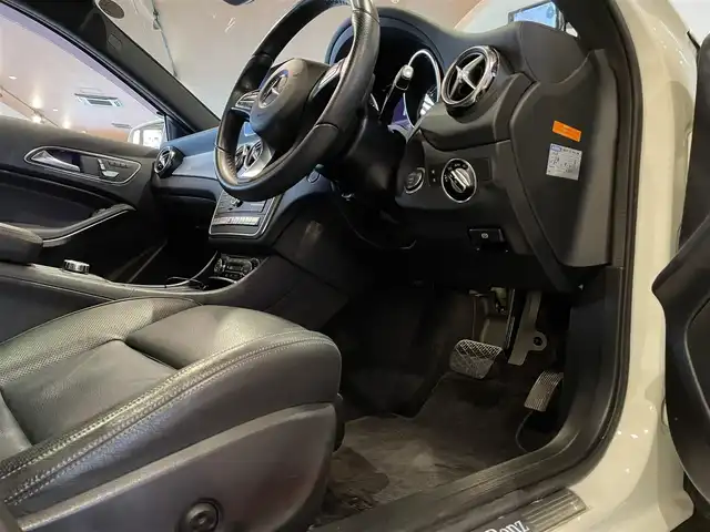 メルセデス・ベンツ ＧＬＡ２２０ 4マチック 道央・札幌 2018(平30)年 6.4万km カルサイトホワイト プレミアムパッケージ/　・パノラミックスライディングルーフ/　・harman/kardonサラウンド/　・アンビエントライト/　・メモリー付フルパワーシート/　・電動ランバーサポート/レーダーセーフティパッケージ/　・ACC/　・PRE-SAFE/　・ブラインドスポットアシスト/　・レーンキープアシスト/純正HDDナビ/フルセグTV/AppleCarPlay/AndroidAuto　/CD/DVD/SD/USB/Bluetooth/バックカメラ/パークトロニック