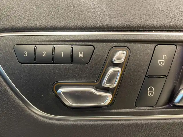 メルセデス・ベンツ ＧＬＡ２２０ 4マチック 道央・札幌 2018(平30)年 6.4万km カルサイトホワイト プレミアムパッケージ/　・パノラミックスライディングルーフ/　・harman/kardonサラウンド/　・アンビエントライト/　・メモリー付フルパワーシート/　・電動ランバーサポート/レーダーセーフティパッケージ/　・ACC/　・PRE-SAFE/　・ブラインドスポットアシスト/　・レーンキープアシスト/純正HDDナビ/フルセグTV/AppleCarPlay/AndroidAuto　/CD/DVD/SD/USB/Bluetooth/バックカメラ/パークトロニック