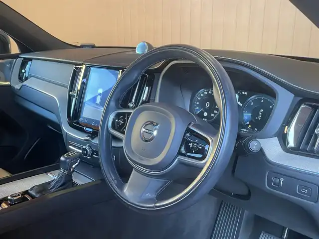 ボルボ ＸＣ６０ D4 AWD インスクリプション 愛知県 2020(令2)年 5.3万km オニキスブラックP パノラマサンルーフ/純正ナビ/フルセグTV/360度カメラ/Bowers＆Wilkinsサウンド/Bluetooth/茶革シート/シートヒーター/シートベンチレーション/ハンドルヒーター/ヘッドアップディスプレイ/ACC/LKA/BSM/純正19AW