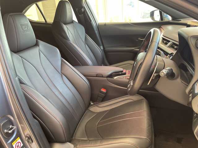 レクサス ＵＸ 250h Fスポーツ 埼玉県 2019(平31)年 2.5万km マーキュリーグレーマイカ 衝突軽減ブレーキ /純正ナビ/　CD/DVD/BT/フルセグ /バック/フロント/サイドカメラ /パワーバックドア /レーダークルーズコントロール /LED /革シート /メモリーシート /シートヒーター /ワイヤレス充電 /ステアリングヒーター/パドルシフト /純正ETC2.0 /禁煙