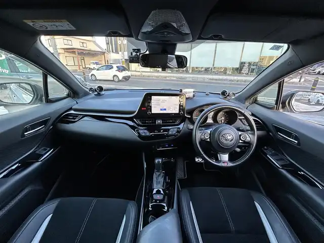 トヨタ Ｃ－ＨＲ S－T GRスポーツ 京都府 2020(令2)年 1.5万km ホワイトパールクリスタルシャイン  ワンオーナー/ 純正ディスプレイオーディオ/　・ナビ機能/　・BTオーディオ/　・AM/FM/　・全方位カメラ/ ハーフレザーシート/　・前席シートヒーター/ トヨタセーフティセンス/　・衝突軽減ブレーキ/　・車線逸脱警報/　・BSM/　・標識認識/　・オートハイビーム/　・レーダークルーズコントロール/　・ブレーキホールド/ ドライブレコーダー/ Bin ETC/ レーダー/ 純正フロアマット/ LEDヘッドライト/ フォグライト/ 純正19インチアルミホイール