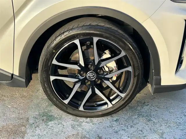 トヨタ Ｃ－ＨＲ S－T GRスポーツ 京都府 2020(令2)年 1.5万km ホワイトパールクリスタルシャイン  ワンオーナー/ 純正ディスプレイオーディオ/　・ナビ機能/　・BTオーディオ/　・AM/FM/　・全方位カメラ/ ハーフレザーシート/　・前席シートヒーター/ トヨタセーフティセンス/　・衝突軽減ブレーキ/　・車線逸脱警報/　・BSM/　・標識認識/　・オートハイビーム/　・レーダークルーズコントロール/　・ブレーキホールド/ ドライブレコーダー/ Bin ETC/ レーダー/ 純正フロアマット/ LEDヘッドライト/ フォグライト/ 純正19インチアルミホイール