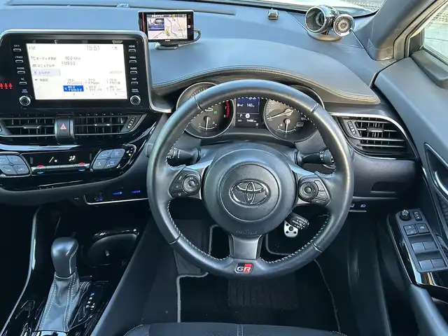 トヨタ Ｃ－ＨＲ S－T GRスポーツ 京都府 2020(令2)年 1.5万km ホワイトパールクリスタルシャイン  ワンオーナー/ 純正ディスプレイオーディオ/　・ナビ機能/　・BTオーディオ/　・AM/FM/　・全方位カメラ/ ハーフレザーシート/　・前席シートヒーター/ トヨタセーフティセンス/　・衝突軽減ブレーキ/　・車線逸脱警報/　・BSM/　・標識認識/　・オートハイビーム/　・レーダークルーズコントロール/　・ブレーキホールド/ ドライブレコーダー/ Bin ETC/ レーダー/ 純正フロアマット/ LEDヘッドライト/ フォグライト/ 純正19インチアルミホイール