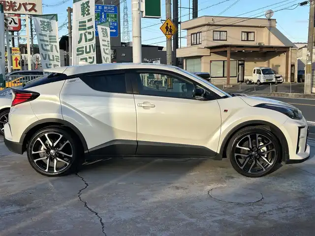 トヨタ Ｃ－ＨＲ S－T GRスポーツ 京都府 2020(令2)年 1.5万km ホワイトパールクリスタルシャイン  ワンオーナー/ 純正ディスプレイオーディオ/　・ナビ機能/　・BTオーディオ/　・AM/FM/　・全方位カメラ/ ハーフレザーシート/　・前席シートヒーター/ トヨタセーフティセンス/　・衝突軽減ブレーキ/　・車線逸脱警報/　・BSM/　・標識認識/　・オートハイビーム/　・レーダークルーズコントロール/　・ブレーキホールド/ ドライブレコーダー/ Bin ETC/ レーダー/ 純正フロアマット/ LEDヘッドライト/ フォグライト/ 純正19インチアルミホイール