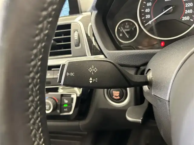 ＢＭＷ ３２０ｄ Mスポーツ 岡山県 2018(平30)年 3.2万km アルピンホワイトⅢ BMW純正iDrive/社外地デジ（フルセグ）/リアカメラ/BMWアシスタンス/エマージェンシーサービス/カスタマーインタラクション/シートヒーター/パドルシフト/パーキングベンチレーション/ACC/スピードリミッター/インテリアライト/ドラレコ（F）/インテリジェントセーフティー/・衝突警告/・歩行者警告/・車線逸脱警告/・車線変更警告/オートライト/オートワイパー/フォグライト/ミラー一体型ETC/SOSコール/フットオープナー/PDC（F/R）/ポプラウッドトリム