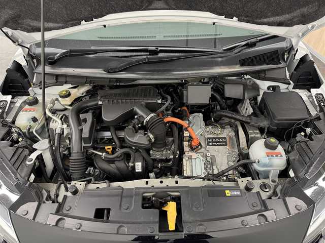 日産 オーラ G レザーエディション 香川県 2022(令4)年 3.8万km ピュアホワイトパール e-POWER（発電用エンジン/モーター駆動）/FF/フロアe-CVT/純正 9型ナビ MJ321D-L/（iPod/SD/FM/AM/TV/USB/Bluetooth/CD/DVD/REC AUDIO/ドラレコ）/インテリジェント アラウンドビューモニター（移動物検知機能付）/ドライブレコーダー 前後/ビルトイン ETC2.0/安全装備/・インテリジェント エマージェンシーブレーキ/・踏み間違い衝突防止アシスト/・標識検知機能（進入禁止、最高速度、一時停止）/・インテリジェント FCW（前方衝突予測警報）/・LDW（車線逸脱警報）/・インテリジェント DA（ふらつき警報）/・インテリジェント LI（車線逸脱防止支援システム）/・フロント & バックソナー/・インテリジェント BSI（後側方衝突防止支援システム）/・BSW（後側方車両検知警報）/・RCTA（後退時車両検知警報）/装備/・本革シート/・インテリジェント ルームミラー（デジタルインナーミラー）/・LEDヘッドライト/・アダプティブLEDヘッドライト（ハイビームアシスト付）/・電動パーキングブレーキ/・オートブレーキホールド/・USB電源ソケット/・純正17inAW/・保/取/ナビ取/ドラレコ取/・予備インテリキーx1