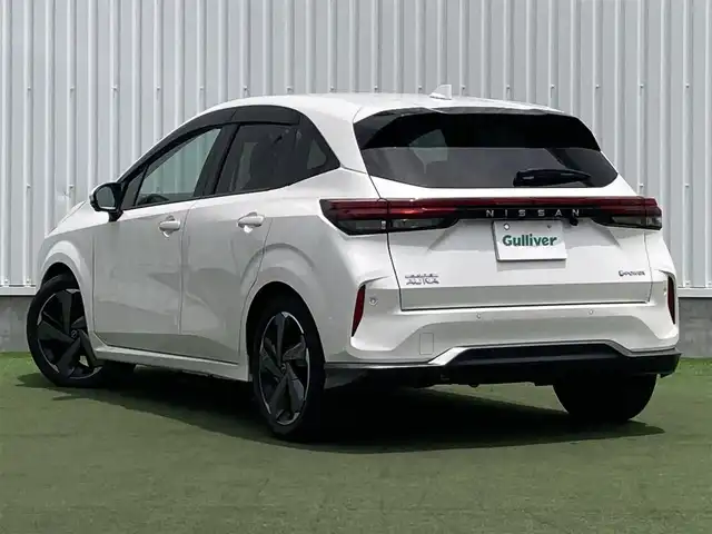 日産 オーラ G レザーエディション 香川県 2022(令4)年 3.8万km ピュアホワイトパール e-POWER（発電用エンジン/モーター駆動）/FF/フロアe-CVT/純正 9型ナビ MJ321D-L/（iPod/SD/FM/AM/TV/USB/Bluetooth/CD/DVD/REC AUDIO/ドラレコ）/インテリジェント アラウンドビューモニター（移動物検知機能付）/ドライブレコーダー 前後/ビルトイン ETC2.0/安全装備/・インテリジェント エマージェンシーブレーキ/・踏み間違い衝突防止アシスト/・標識検知機能（進入禁止、最高速度、一時停止）/・インテリジェント FCW（前方衝突予測警報）/・LDW（車線逸脱警報）/・インテリジェント DA（ふらつき警報）/・インテリジェント LI（車線逸脱防止支援システム）/・フロント & バックソナー/・インテリジェント BSI（後側方衝突防止支援システム）/・BSW（後側方車両検知警報）/・RCTA（後退時車両検知警報）/装備/・本革シート/・インテリジェント ルームミラー（デジタルインナーミラー）/・LEDヘッドライト/・アダプティブLEDヘッドライト（ハイビームアシスト付）/・電動パーキングブレーキ/・オートブレーキホールド/・USB電源ソケット/・純正17inAW/・保/取/ナビ取/ドラレコ取/・予備インテリキーx1