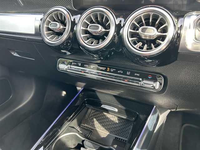 メルセデス・ベンツ ＧＬＢ２００ｄ AMGライン 東京都 2020(令2)年 2.7万km コスモスブラック ワンオーナー/ナビゲーションパッケージ/・10.25インチディスプレイ/・Bluetoothオーディオ/USBオーディオ/フルセグTV/レザーエクスクルーシブパッケージ/・チタニウムグレー革シート/アドバンスドパッケージ/・ヘッドアップディスプレイ/・アドバンスドサウンドシステム/パノラミックスライディングルーフ/レーダーセーフティパッケージ/パワーシート/シートヒーター（1列目）/純正19インチアルミホイール/・5本ツインスポーク/アンビエントライト/取扱説明書/説明書/スペアキー1本