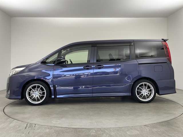 トヨタ ノア Si 兵庫県 2015(平27)年 5.4万km ダークバイオレットマイカメタリック ・ワンオーナー車/・カロッツェリアナビ&TV&BT&CD&DVD/・カロッツェリアフリップダウンモニター/・両側パワースライドドア/・前後ドライブレコーダー/・ビルトインETC/・バックカメラ/・社外18インチアルミホイール/・純正フロアマット/・アイドリングストップ/・LEDライト/・インテリアイルミネーション/・横滑り防止/・アイドリングストップ/・スペアキー