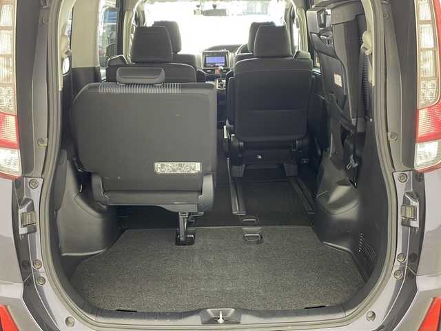 トヨタ ノア Si 兵庫県 2015(平27)年 5.4万km ダークバイオレットマイカメタリック ・ワンオーナー車/・カロッツェリアナビ&TV&BT&CD&DVD/・カロッツェリアフリップダウンモニター/・両側パワースライドドア/・前後ドライブレコーダー/・ビルトインETC/・バックカメラ/・社外18インチアルミホイール/・純正フロアマット/・アイドリングストップ/・LEDライト/・インテリアイルミネーション/・横滑り防止/・アイドリングストップ/・スペアキー
