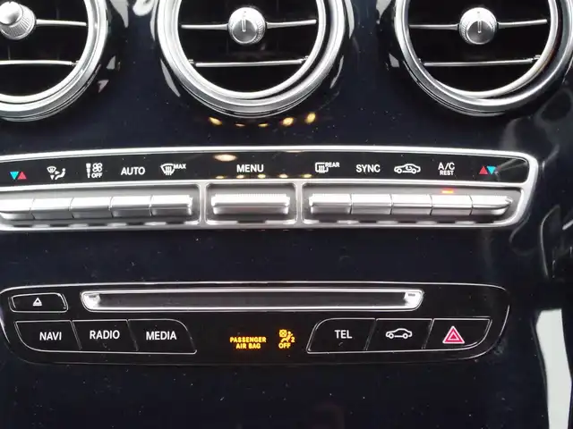 メルセデス・ベンツ Ｃ１８０ ローレウスエディション 埼玉県 2018(平30)年 4.4万km オブシディアンブラック 特別仕様車 /ブラックレザーシート /アダプティブクルーズコントロール /レーダーセーフティパッケージ /パークセンサー /ブラインドスポットモニター /バックカメラ /純正ナビ /ETC /ドラレコ /フルセグTV /前席シートヒーター/シートポジションメモリー機能/AMG18インチアルミホイール
