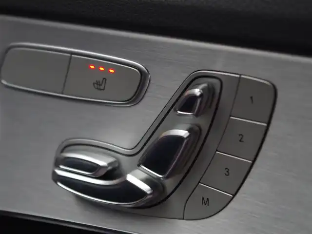 メルセデス・ベンツ Ｃ１８０ ローレウスエディション 埼玉県 2018(平30)年 4.4万km オブシディアンブラック 特別仕様車 /ブラックレザーシート /アダプティブクルーズコントロール /レーダーセーフティパッケージ /パークセンサー /ブラインドスポットモニター /バックカメラ /純正ナビ /ETC /ドラレコ /フルセグTV /前席シートヒーター/シートポジションメモリー機能/AMG18インチアルミホイール