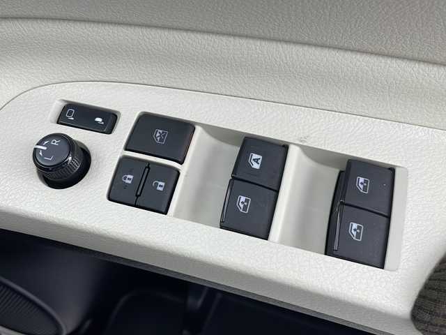 トヨタ シエンタ G 千葉県 2017(平29)年 4.9万km ホワイトパールクリスタルシャイン モデリスタエアロ/社外メモリナビ/　CD/DVD/BT/フルセグTV/両側パワースライドドア/ビルトインETC/バックカメラ/電動格納ミラー/革巻きステアリング/ステアリングスイッチ/スマートキー＆プッシュスタート/LEDヘッドライト