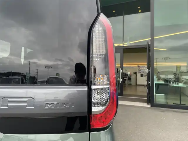 三菱 デリカミニ T プレミアム 東京都 2025(令7)年 0.1千km 緑 届出済未使用車/純正9インチディスプレイオーディオ/アラウンドビューモニター/マイパイロット/両側パワースライドドア/デジタルインナーミラー/ハーフレザーシート/シートヒーター/ステアリングヒーター/アイドリングストップ/コーナーセンサー/スマートキー/純正15インチアルミホイール