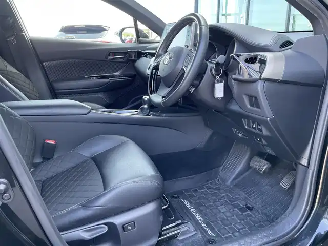 トヨタ Ｃ－ＨＲ G モード ネロ セーフティプラス 香川県 2020(令2)年 5.7万km ブラックマイカ トヨタセーフティーセンス/・プリクラッシュ（衝突軽減）/・LDA（車線逸脱警報）/純正9型ディスプレイオーディオ/・コネクトナビ機能付き/パノラミックビューモニターOP/バックカメラ/ハーフレザーシート/シートヒーター/革巻きステアリング/ステアリングリモコン/レーダークルーズコントロール/LEDヘッドライト/LEDフォグライト/オートハイビーム/オートライト/前後ドライブレコーダー/純正18インチアルミホイール/スマートキー/プッシュスタート