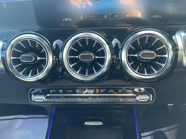 メルセデス・ベンツ Ｍ・ベンツ ＧＬＢ２００ｄ 4マチック AMGライン 滋賀県 2023(令5)年 1.8万km デジタルホワイト サンルーフ　/ＡＭＧライン　/ハーフレザー　/・メモリ付きパワーシート　/・シートヒーター/レーダーセーフティＰＫＧ　/ＡＣＣ　/ＢＳＭ　/３６０°カメラ　/アンビエントライト　/純正ナビ（ＢＴ／ＤＴＶ／ＣａｒＰｌａｙ）/ワイヤレスチャージ/純正19インチAW