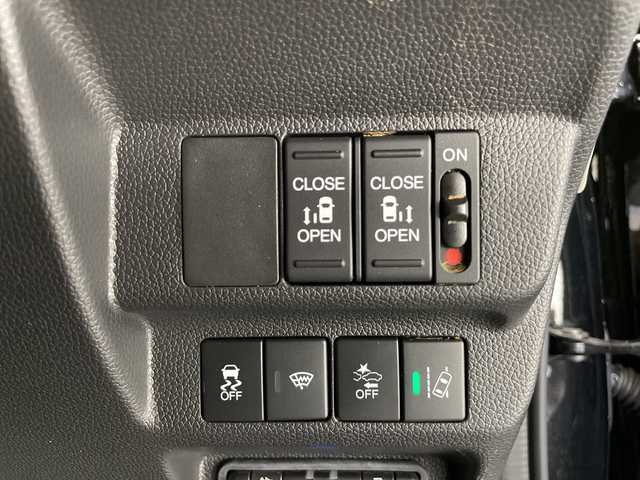 ホンダ フリード ハイブリット クロスター 長野県 2023(令5)年 2.9万km クリスタルブラックパール 純正メモリナビ（型番VXM-234VFi）/（フルセグTV＆CD＆DVD＆SD＆BL＆USB＆iPod＆AUX＆FM・AM）/バックカメラ/ホンダセンシング/・クルーズコントロール（追従あり）/・レーンキープアシスト/・衝突被害軽減システム/・クリアランスソナー/純正エンジンスターター/ビルトインETC/ドライブレコーダー（前後）/両側パワースライドドア/ワイパーデアイサー/LEDヘッドライト/フォグランプ/オートライト/シートヒーター（前席）/2列目サンシェード/純正フロアマット/15インチ純正アルミホイール/ドアバイザー/スマートキー