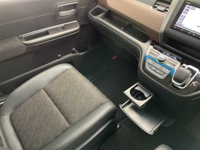 ホンダ フリード ハイブリット クロスター 長野県 2023(令5)年 2.9万km クリスタルブラックパール 純正メモリナビ（型番VXM-234VFi）/（フルセグTV＆CD＆DVD＆SD＆BL＆USB＆iPod＆AUX＆FM・AM）/バックカメラ/ホンダセンシング/・クルーズコントロール（追従あり）/・レーンキープアシスト/・衝突被害軽減システム/・クリアランスソナー/純正エンジンスターター/ビルトインETC/ドライブレコーダー（前後）/両側パワースライドドア/ワイパーデアイサー/LEDヘッドライト/フォグランプ/オートライト/シートヒーター（前席）/2列目サンシェード/純正フロアマット/15インチ純正アルミホイール/ドアバイザー/スマートキー