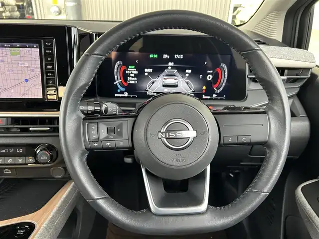 日産 オーラ G レザーエディション 愛知県 2024(令6)年 0.7万km グレー ・禁煙車　/・純正ナビMM223D-L（フルセグ・ＢＴ・ＵＳＢ）/・全周囲カメラ　/・ＥＴＣ　/・前後クリアランスソナー　/・インテリジェントエマージェンシーブレーキ/・踏み間違い防止　/・車線逸脱防止支援システム　/・車線逸脱警報/・ふらつき警報　/・標識認識機能/・後側方衝突防止支援システム/・後側方車両検知警報/・後退車両検知警報/・オートマチックハイビーム/・ブラインドスポットモニター/・横滑り防止/・デジタルインナーミラー/・オートライト/・LEDヘッドライト/・フォグライト/・スマートキー/・プッシュスタート