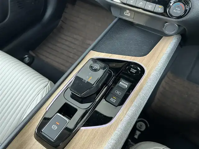 日産 オーラ G レザーエディション 愛知県 2024(令6)年 0.7万km グレー ・禁煙車　/・純正ナビMM223D-L（フルセグ・ＢＴ・ＵＳＢ）/・全周囲カメラ　/・ＥＴＣ　/・前後クリアランスソナー　/・インテリジェントエマージェンシーブレーキ/・踏み間違い防止　/・車線逸脱防止支援システム　/・車線逸脱警報/・ふらつき警報　/・標識認識機能/・後側方衝突防止支援システム/・後側方車両検知警報/・後退車両検知警報/・オートマチックハイビーム/・ブラインドスポットモニター/・横滑り防止/・デジタルインナーミラー/・オートライト/・LEDヘッドライト/・フォグライト/・スマートキー/・プッシュスタート