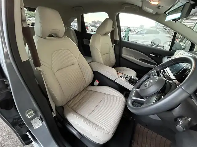 日産 オーラ G レザーエディション 愛知県 2024(令6)年 0.7万km グレー ・禁煙車　/・純正ナビMM223D-L（フルセグ・ＢＴ・ＵＳＢ）/・全周囲カメラ　/・ＥＴＣ　/・前後クリアランスソナー　/・インテリジェントエマージェンシーブレーキ/・踏み間違い防止　/・車線逸脱防止支援システム　/・車線逸脱警報/・ふらつき警報　/・標識認識機能/・後側方衝突防止支援システム/・後側方車両検知警報/・後退車両検知警報/・オートマチックハイビーム/・ブラインドスポットモニター/・横滑り防止/・デジタルインナーミラー/・オートライト/・LEDヘッドライト/・フォグライト/・スマートキー/・プッシュスタート