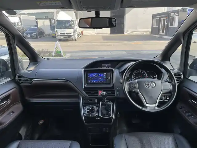 トヨタ エスクァイア Gi 大阪府 2015(平27)年 12.1万km ブラック (株)IDOMが運営する【じしゃロン東大阪店】の自社ローン専用車両になります。こちらは現金またはオートローンご利用時の価格です。自社ローンご希望の方は別途その旨お申付け下さい/カロッツェリアHDDナビ【AVIC-ZH0077W】/バックカメラ/両側パワースライドドア/LEDへドライト/フォグ/オートハイビーム/オートライト/オートエアコン/アイドリングストップ/ETC/スマートキー＆プッシュスタート/バーガンディ＆ブラック合成皮革シート/前席シートヒーター/純正15インチアルミ/取説＆保証書