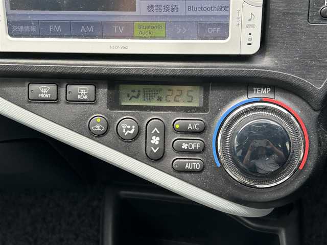 トヨタ アクア S 新潟県 2013(平25)年 10.4万km コバルトブルーメタリック 純正ナビ/（Bluetooth、ワンセグ、FM/AM、CD/DVD）/ETC（Panasonic：ECO　Mood）/純正フロアマット/LEDライト/スペアキー/プッシュスタート/スマートキー/横滑り防止/ABS