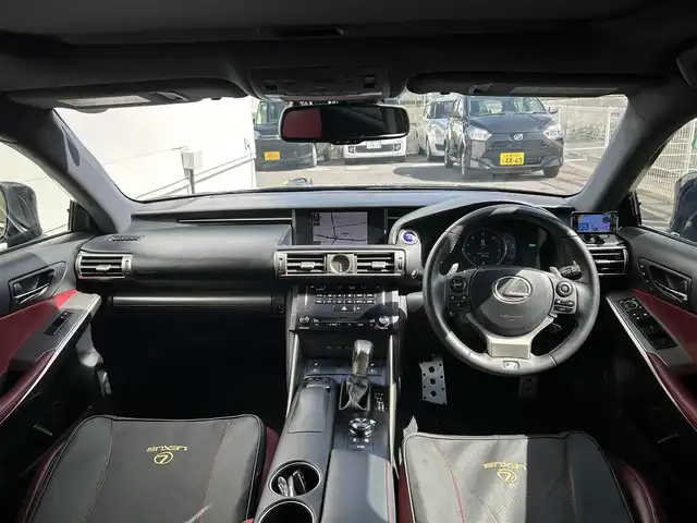 レクサス ＩＳ 300h Fスポーツ 佐賀県 2013(平25)年 6.8万km スターライトブラックガラスフレーク サンルーフ/プリクラッシュセーフティ/レーダークルーズコントロール/コーナーセンサー/純正メーカーナビ/・バックカメラ/・フルセグTV/BT/CD/DVD/赤革シート/前席シートベンチレーション/前席シートヒーター/前席パワーシート/シートメモリ/純正18インチAW/LEDヘッドライト/オートライト/フォグランプ/革巻きステアリング/パドルシフト/オートワイパー/電動コラム/ドライブモードセレクト/ETC/ドライブレコーダー(SN-TW9880)/GPSレーダー探知機(GWR83sd)/スペアキー×1