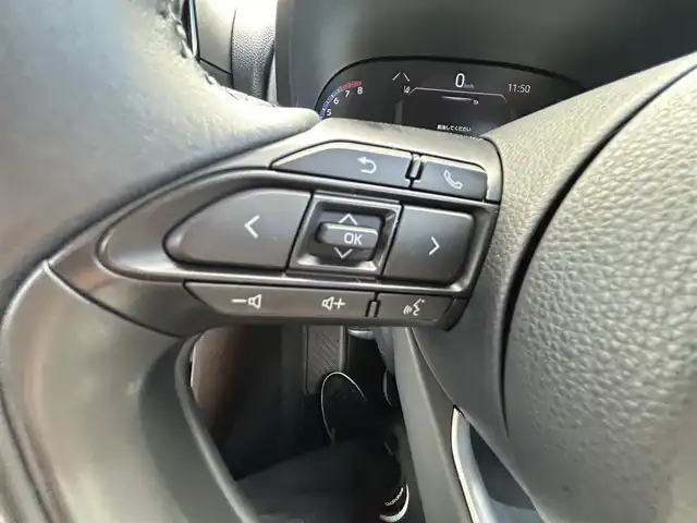 トヨタ ヤリスクロス Z 千葉県 2020(令2)年 2.4万km シルバーメタリック トヨタセーフティセンス/・衝突軽減ブレーキ/レーンキープアシスト/・レーダークルーズコントロール/オートハイビーム/・クリアランスソナー/ブラインドスポットモニター/純正ディスプレイナビ/・フルセグ/BT/USB/カープレイ/全方位カメラ/ETC/ステアリングスイッチ/ハーフレザーシート/シートヒーター(D/N席)/パワーシート(D席)/LEDヘッドライト/オートライト/スマートキー/プッシュスタート/純正フロアマット/純正18インチAW