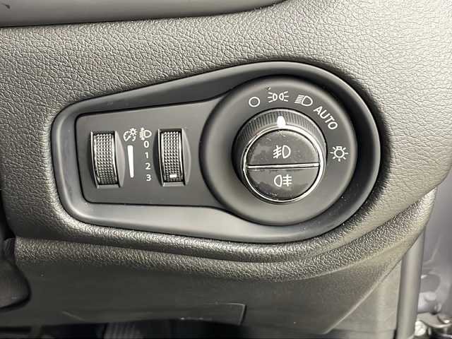 クライスラー・ジープ ジープ レネゲード トレイルホーク 秋田県 2021(令3)年 1万km グレー ４WD/純正ナビ【FM/AM/BT】　/バックカメラ　/フルセグＴＶ　/ＥＴＣ2.0/クルーズコントロール　/スマートキー　/プッシュスタート　/ＬＥＤヘッドライト　/オートライト　/自動パーキングブレーキ　/アイドリングストップ　/横滑り防止装置/前後ドライブレコーダー/オートエアコン /USBポート/レーンキープアシスト/コーナーセンサー/ヒルディセントコントロール/プシュスタート/クルーズコントロール/ライトレベライザー /スマートキー/クリアランスソナー /電格ミラー/純正フロアマット/ルーフレール/ウィンカーミラー /フォグライト /純正AW