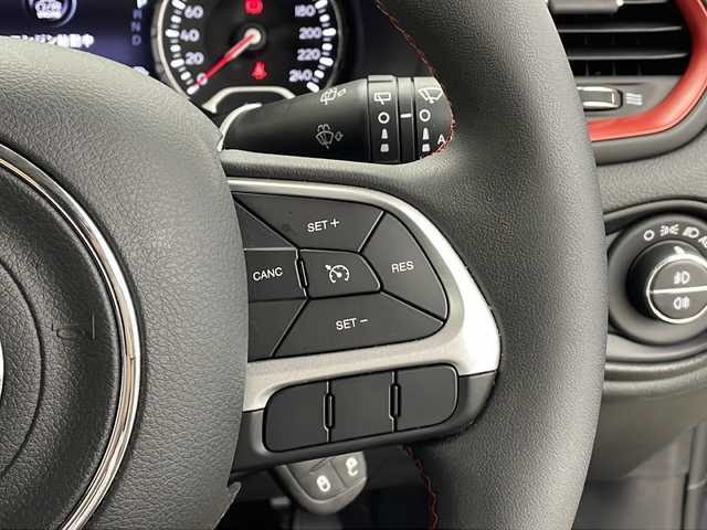 クライスラー・ジープ ジープ レネゲード トレイルホーク 秋田県 2021(令3)年 1万km グレー ４WD/純正ナビ【FM/AM/BT】　/バックカメラ　/フルセグＴＶ　/ＥＴＣ2.0/クルーズコントロール　/スマートキー　/プッシュスタート　/ＬＥＤヘッドライト　/オートライト　/自動パーキングブレーキ　/アイドリングストップ　/横滑り防止装置/前後ドライブレコーダー/オートエアコン /USBポート/レーンキープアシスト/コーナーセンサー/ヒルディセントコントロール/プシュスタート/クルーズコントロール/ライトレベライザー /スマートキー/クリアランスソナー /電格ミラー/純正フロアマット/ルーフレール/ウィンカーミラー /フォグライト /純正AW