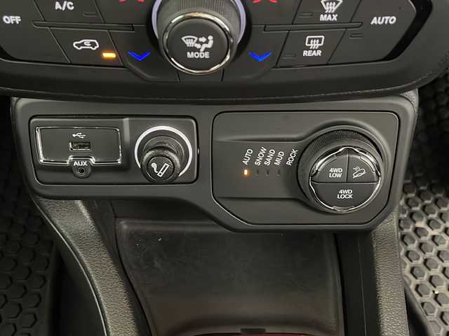 クライスラー・ジープ ジープ レネゲード トレイルホーク 秋田県 2021(令3)年 1万km グレー ４WD/純正ナビ【FM/AM/BT】　/バックカメラ　/フルセグＴＶ　/ＥＴＣ2.0/クルーズコントロール　/スマートキー　/プッシュスタート　/ＬＥＤヘッドライト　/オートライト　/自動パーキングブレーキ　/アイドリングストップ　/横滑り防止装置/前後ドライブレコーダー/オートエアコン /USBポート/レーンキープアシスト/コーナーセンサー/ヒルディセントコントロール/プシュスタート/クルーズコントロール/ライトレベライザー /スマートキー/クリアランスソナー /電格ミラー/純正フロアマット/ルーフレール/ウィンカーミラー /フォグライト /純正AW