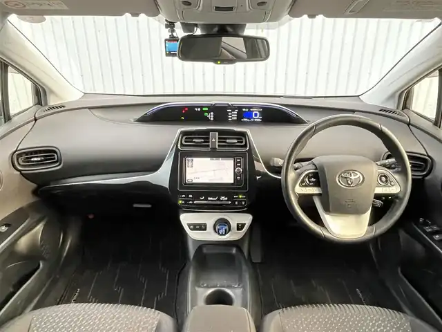 トヨタ プリウス Sセーフティプラス 滋賀県 2017(平29)年 3.5万km アティチュードブラックマイカ 純正SDナビ/・AM/FM/・CD/DVD/・Bluetooth/・フルセグTV/バックカメラ/ステアリングスイッチ/革巻きステアリング/ビルトインETC/前方ドライブレコーダー/プリクラッシュセーフティ/レーンディパーチャーアラート/アダプティブクルーズコントロール/インテリジェンスクリアランスソナー/ふらつき検知/ヘッドアップディスプレイ/オートハイビーム/オートマチックヘッドライト/LEDヘッドライト/フォグランプ/オートリトラミラー