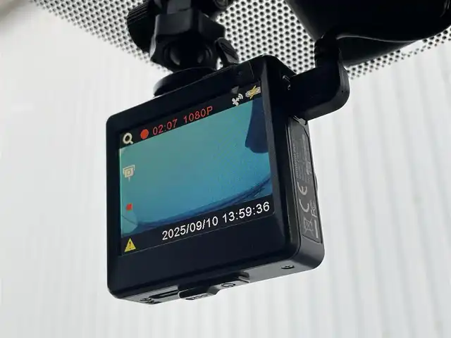 トヨタ プリウス Sセーフティプラス 滋賀県 2017(平29)年 3.5万km アティチュードブラックマイカ 純正SDナビ/・AM/FM/・CD/DVD/・Bluetooth/・フルセグTV/バックカメラ/ステアリングスイッチ/革巻きステアリング/ビルトインETC/前方ドライブレコーダー/プリクラッシュセーフティ/レーンディパーチャーアラート/アダプティブクルーズコントロール/インテリジェンスクリアランスソナー/ふらつき検知/ヘッドアップディスプレイ/オートハイビーム/オートマチックヘッドライト/LEDヘッドライト/フォグランプ/オートリトラミラー