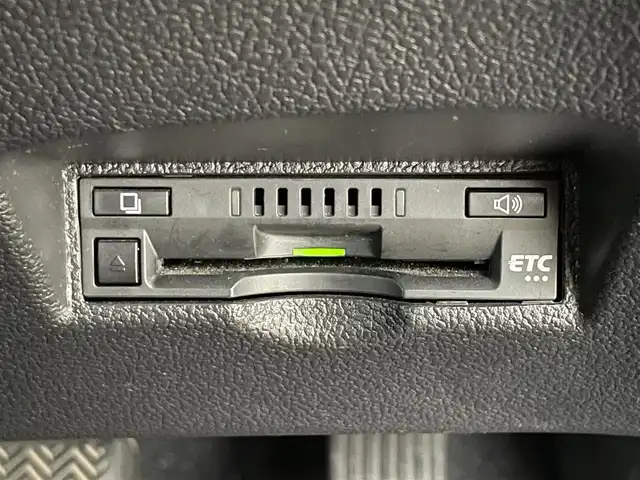 トヨタ プリウス Sセーフティプラス 滋賀県 2017(平29)年 3.5万km アティチュードブラックマイカ 純正SDナビ/・AM/FM/・CD/DVD/・Bluetooth/・フルセグTV/バックカメラ/ステアリングスイッチ/革巻きステアリング/ビルトインETC/前方ドライブレコーダー/プリクラッシュセーフティ/レーンディパーチャーアラート/アダプティブクルーズコントロール/インテリジェンスクリアランスソナー/ふらつき検知/ヘッドアップディスプレイ/オートハイビーム/オートマチックヘッドライト/LEDヘッドライト/フォグランプ/オートリトラミラー