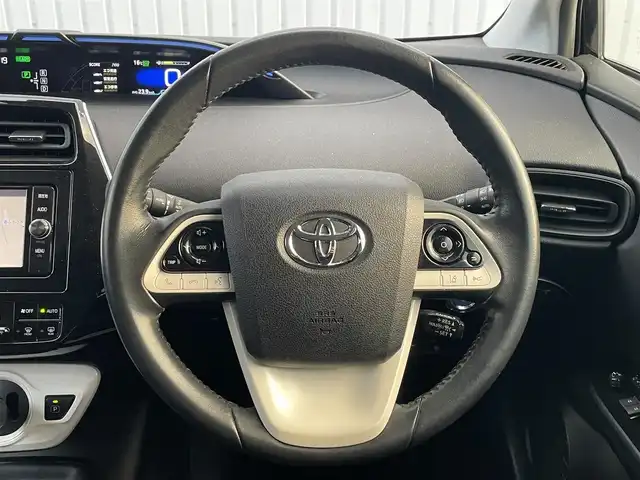 トヨタ プリウス Sセーフティプラス 滋賀県 2017(平29)年 3.5万km アティチュードブラックマイカ 純正SDナビ/・AM/FM/・CD/DVD/・Bluetooth/・フルセグTV/バックカメラ/ステアリングスイッチ/革巻きステアリング/ビルトインETC/前方ドライブレコーダー/プリクラッシュセーフティ/レーンディパーチャーアラート/アダプティブクルーズコントロール/インテリジェンスクリアランスソナー/ふらつき検知/ヘッドアップディスプレイ/オートハイビーム/オートマチックヘッドライト/LEDヘッドライト/フォグランプ/オートリトラミラー
