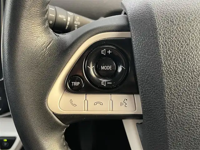 トヨタ プリウス Sセーフティプラス 滋賀県 2017(平29)年 3.5万km アティチュードブラックマイカ 純正SDナビ/・AM/FM/・CD/DVD/・Bluetooth/・フルセグTV/バックカメラ/ステアリングスイッチ/革巻きステアリング/ビルトインETC/前方ドライブレコーダー/プリクラッシュセーフティ/レーンディパーチャーアラート/アダプティブクルーズコントロール/インテリジェンスクリアランスソナー/ふらつき検知/ヘッドアップディスプレイ/オートハイビーム/オートマチックヘッドライト/LEDヘッドライト/フォグランプ/オートリトラミラー