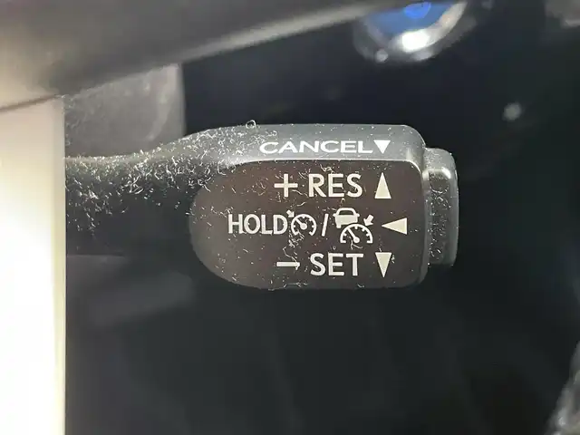 トヨタ プリウス Sセーフティプラス 滋賀県 2017(平29)年 3.5万km アティチュードブラックマイカ 純正SDナビ/・AM/FM/・CD/DVD/・Bluetooth/・フルセグTV/バックカメラ/ステアリングスイッチ/革巻きステアリング/ビルトインETC/前方ドライブレコーダー/プリクラッシュセーフティ/レーンディパーチャーアラート/アダプティブクルーズコントロール/インテリジェンスクリアランスソナー/ふらつき検知/ヘッドアップディスプレイ/オートハイビーム/オートマチックヘッドライト/LEDヘッドライト/フォグランプ/オートリトラミラー