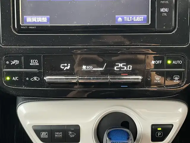 トヨタ プリウス Sセーフティプラス 滋賀県 2017(平29)年 3.5万km アティチュードブラックマイカ 純正SDナビ/・AM/FM/・CD/DVD/・Bluetooth/・フルセグTV/バックカメラ/ステアリングスイッチ/革巻きステアリング/ビルトインETC/前方ドライブレコーダー/プリクラッシュセーフティ/レーンディパーチャーアラート/アダプティブクルーズコントロール/インテリジェンスクリアランスソナー/ふらつき検知/ヘッドアップディスプレイ/オートハイビーム/オートマチックヘッドライト/LEDヘッドライト/フォグランプ/オートリトラミラー