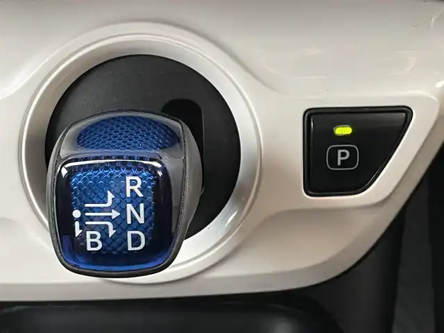 トヨタ プリウス Sセーフティプラス 滋賀県 2017(平29)年 3.5万km アティチュードブラックマイカ 純正SDナビ/・AM/FM/・CD/DVD/・Bluetooth/・フルセグTV/バックカメラ/ステアリングスイッチ/革巻きステアリング/ビルトインETC/前方ドライブレコーダー/プリクラッシュセーフティ/レーンディパーチャーアラート/アダプティブクルーズコントロール/インテリジェンスクリアランスソナー/ふらつき検知/ヘッドアップディスプレイ/オートハイビーム/オートマチックヘッドライト/LEDヘッドライト/フォグランプ/オートリトラミラー