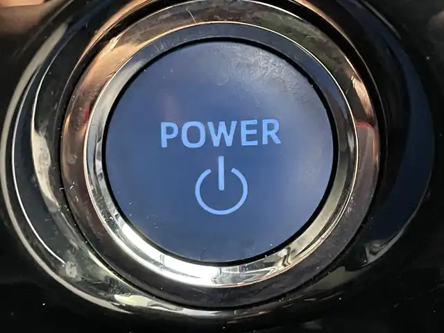 トヨタ プリウス Sセーフティプラス 滋賀県 2017(平29)年 3.5万km アティチュードブラックマイカ 純正SDナビ/・AM/FM/・CD/DVD/・Bluetooth/・フルセグTV/バックカメラ/ステアリングスイッチ/革巻きステアリング/ビルトインETC/前方ドライブレコーダー/プリクラッシュセーフティ/レーンディパーチャーアラート/アダプティブクルーズコントロール/インテリジェンスクリアランスソナー/ふらつき検知/ヘッドアップディスプレイ/オートハイビーム/オートマチックヘッドライト/LEDヘッドライト/フォグランプ/オートリトラミラー