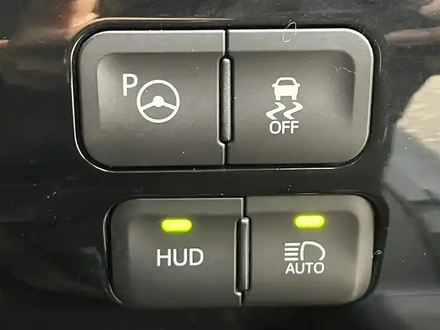 トヨタ プリウス Sセーフティプラス 滋賀県 2017(平29)年 3.5万km アティチュードブラックマイカ 純正SDナビ/・AM/FM/・CD/DVD/・Bluetooth/・フルセグTV/バックカメラ/ステアリングスイッチ/革巻きステアリング/ビルトインETC/前方ドライブレコーダー/プリクラッシュセーフティ/レーンディパーチャーアラート/アダプティブクルーズコントロール/インテリジェンスクリアランスソナー/ふらつき検知/ヘッドアップディスプレイ/オートハイビーム/オートマチックヘッドライト/LEDヘッドライト/フォグランプ/オートリトラミラー