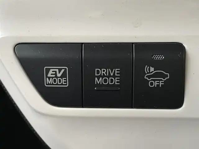 トヨタ プリウス Sセーフティプラス 滋賀県 2017(平29)年 3.5万km アティチュードブラックマイカ 純正SDナビ/・AM/FM/・CD/DVD/・Bluetooth/・フルセグTV/バックカメラ/ステアリングスイッチ/革巻きステアリング/ビルトインETC/前方ドライブレコーダー/プリクラッシュセーフティ/レーンディパーチャーアラート/アダプティブクルーズコントロール/インテリジェンスクリアランスソナー/ふらつき検知/ヘッドアップディスプレイ/オートハイビーム/オートマチックヘッドライト/LEDヘッドライト/フォグランプ/オートリトラミラー