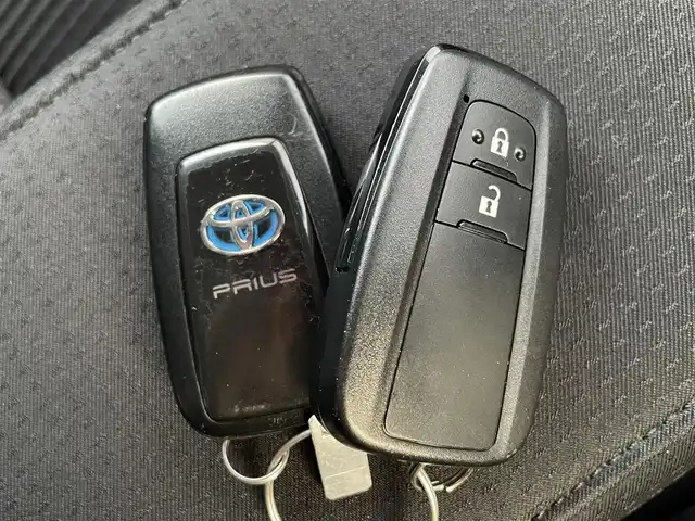 トヨタ プリウス Sセーフティプラス 滋賀県 2017(平29)年 3.5万km アティチュードブラックマイカ 純正SDナビ/・AM/FM/・CD/DVD/・Bluetooth/・フルセグTV/バックカメラ/ステアリングスイッチ/革巻きステアリング/ビルトインETC/前方ドライブレコーダー/プリクラッシュセーフティ/レーンディパーチャーアラート/アダプティブクルーズコントロール/インテリジェンスクリアランスソナー/ふらつき検知/ヘッドアップディスプレイ/オートハイビーム/オートマチックヘッドライト/LEDヘッドライト/フォグランプ/オートリトラミラー